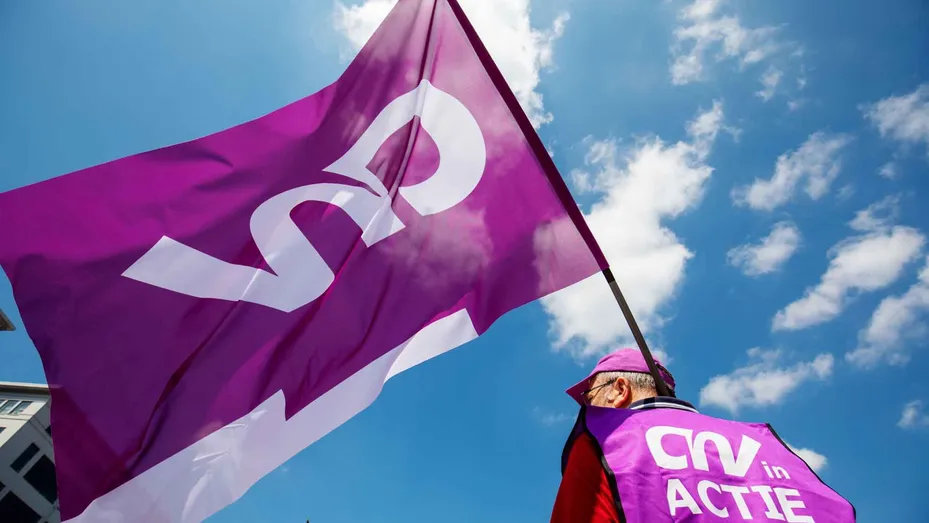 Man met actiehesje en CNV vlag in zijn handen